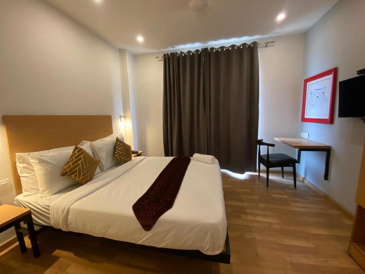 Yash Palace, Paschim Vihar, 3*